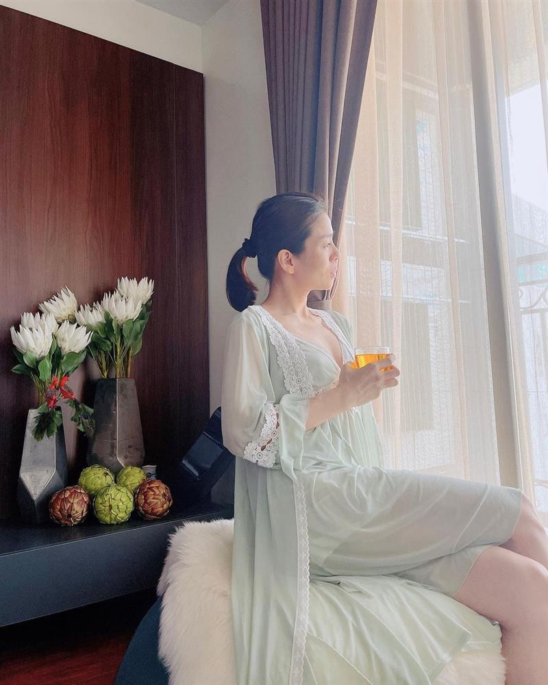 Trên thực tế, hành trình xiết mỡ của ca sĩ Lệ Quyên có vẻ đang gặp đôi chút "tác dụng phụ" bởi fan cho rằng cô ngày càng thiếu sức sống, nhợt nhạt hẳn đi. Tuy nhiên, quan trọng là Lệ Quyên cảm thấy hạnh phúc với vóc dáng hiện tại. Vậy là đủ!