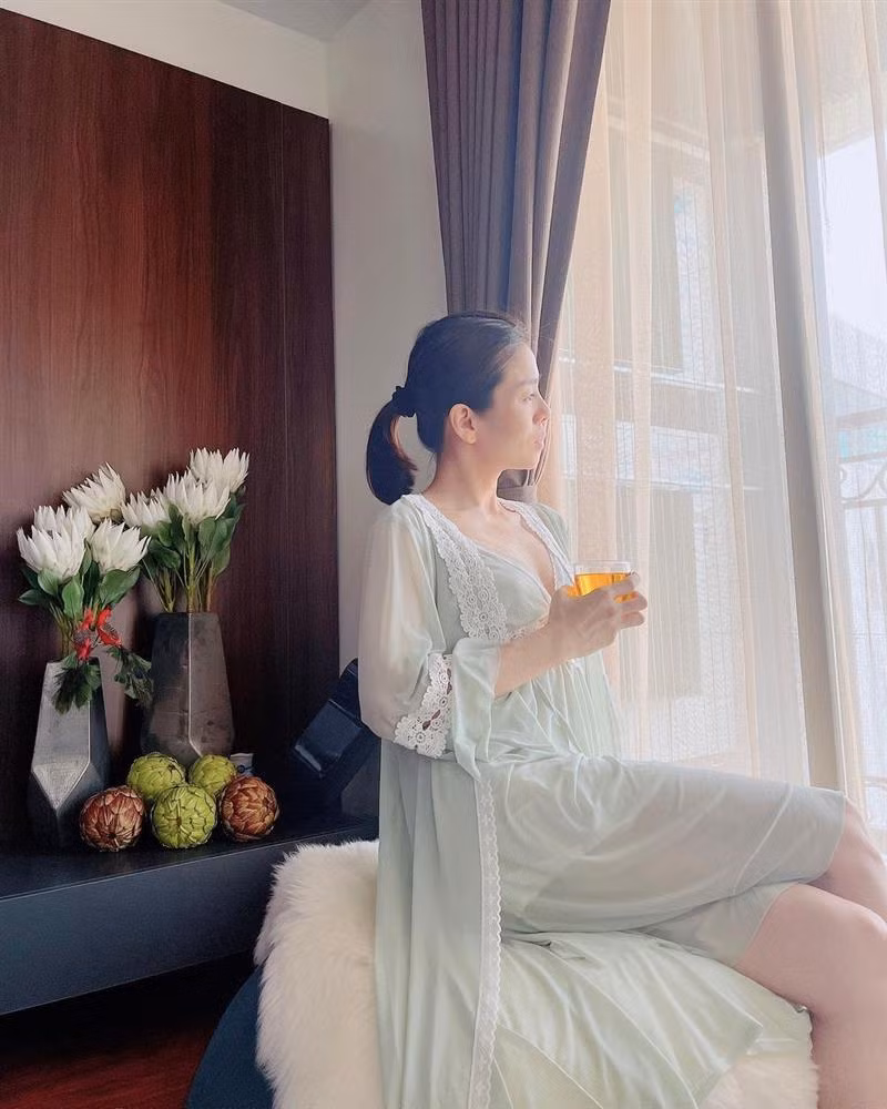 Trên thực tế, hành trình xiết mỡ của ca sĩ Lệ Quyên có vẻ đang gặp đôi chút "tác dụng phụ" bởi fan cho rằng cô ngày càng thiếu sức sống, nhợt nhạt hẳn đi. Tuy nhiên, quan trọng là Lệ Quyên cảm thấy hạnh phúc với vóc dáng hiện tại. Vậy là đủ!