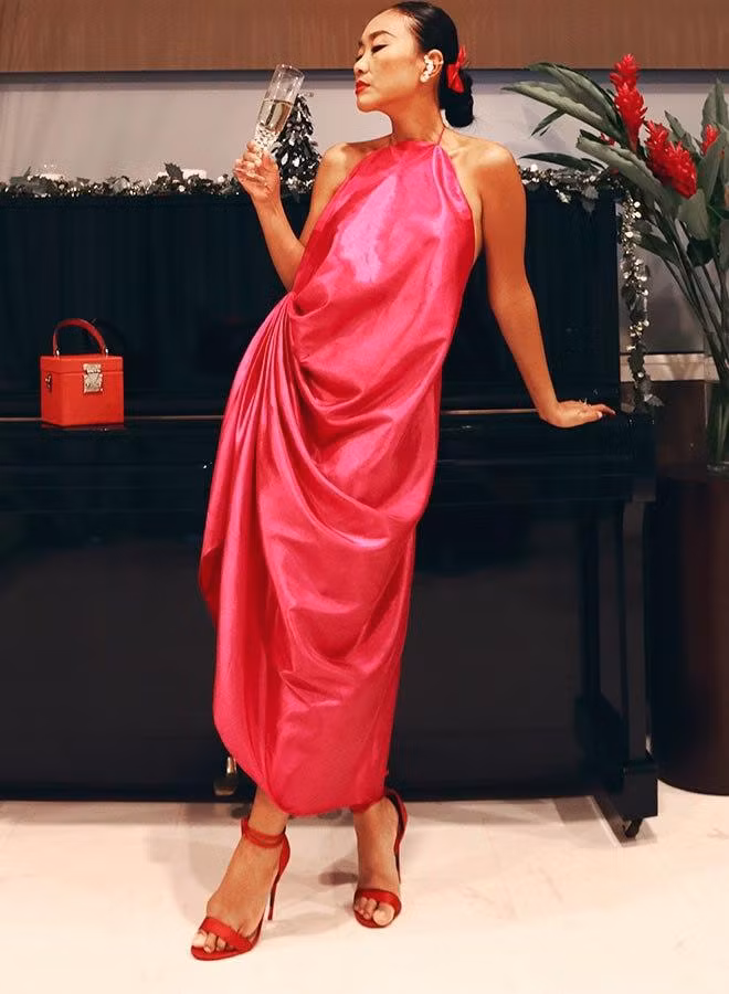 Mẹ U40 hack tuổi với chiếc đầm dáng cổ yếm khoe xương quai xanh và làn da nâu đặc trưng.