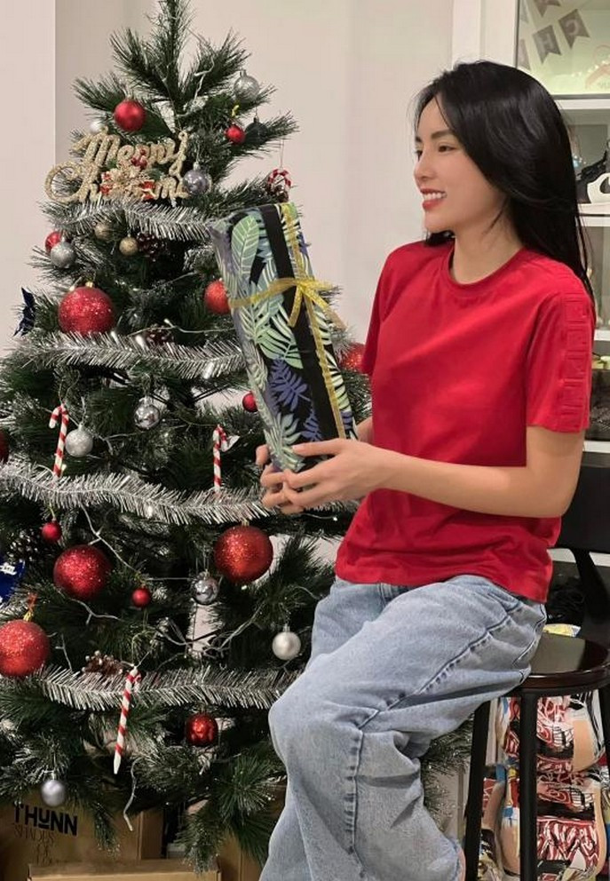 Hoa hậu Kỳ Duyên đón Giáng sinh sớm bên những người bạn.