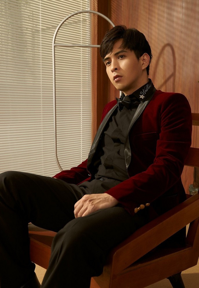 Hồ Quang Hiếu đăng ảnh điển trai cùng những dòng trạng thái "thả thính" quen thuộc.