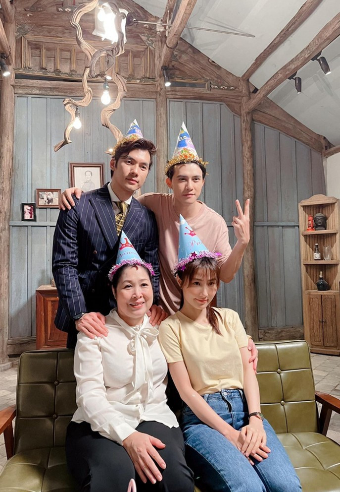 NSND Hồng Vân cùng Diễm My 9x, Nhan Phúc Vinh chụp ảnh kỷ niệm sau hậu trường phim mới.