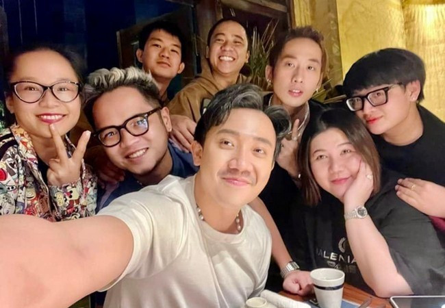 Trấn Thành cùng ê-kíp 'Bố già' ăn tiệc mừng bộ phim liên tiếp giành nhiều giải thưởng lớn trong năm.