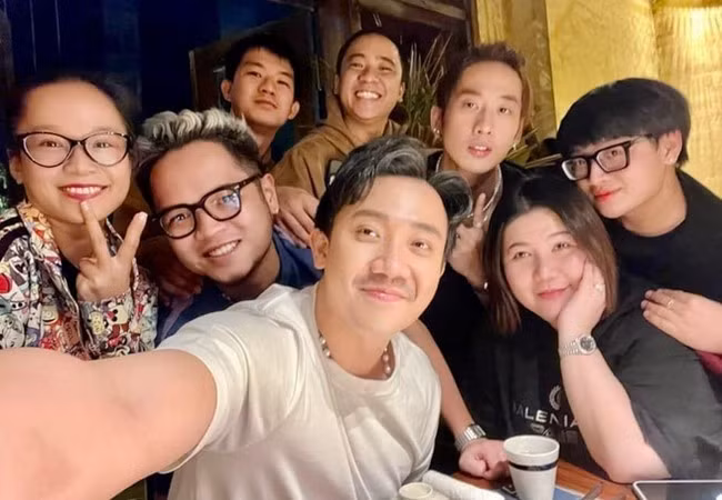 Trấn Thành cùng ê-kíp 'Bố già' ăn tiệc mừng bộ phim liên tiếp giành nhiều giải thưởng lớn trong năm.