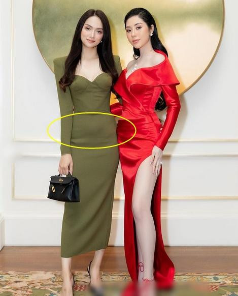 Ngoài ra, một chi tiết khiến người xem "super-soi" không kém chính là màn lên đồ lộ "bé mỡ" lùm lùm của Hoa hậu chuyển giới. Diện chiếc đầm ôm sát, Hương Giang không chỉ để lộ vóc dáng gầy nhẳng, tay chân bé tí, thiếu sức sống mà phần eo bánh mì cũng bị tố cáo triệt để.