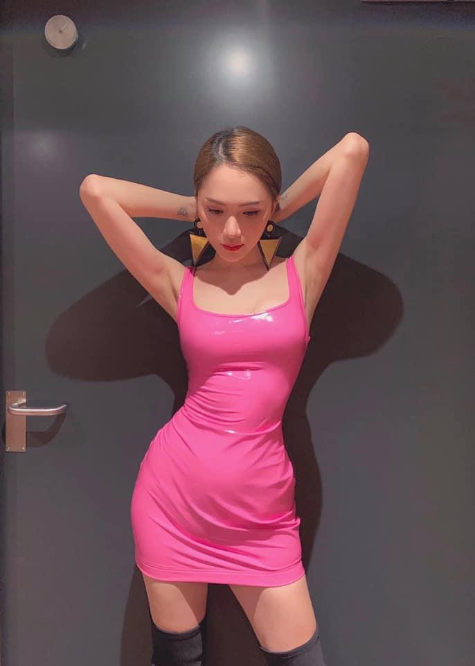 Diện đầm ôm sát chất liệu vải bóng, Hương Giang vô tình để lộ khuyết điểm bụng to.