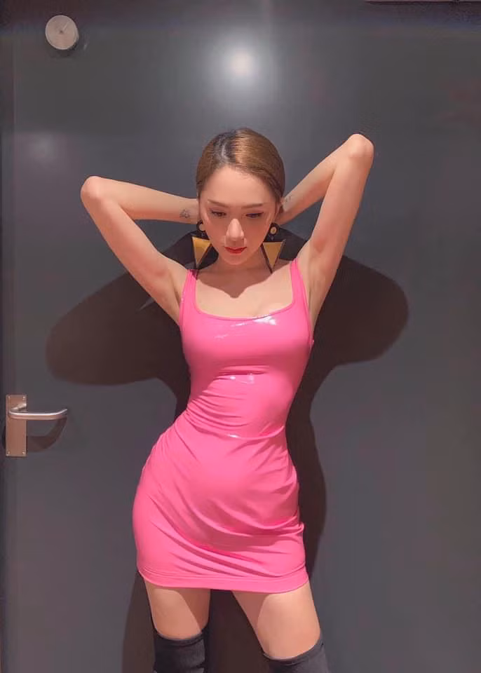 Diện đầm ôm sát chất liệu vải bóng, Hương Giang vô tình để lộ khuyết điểm bụng to.