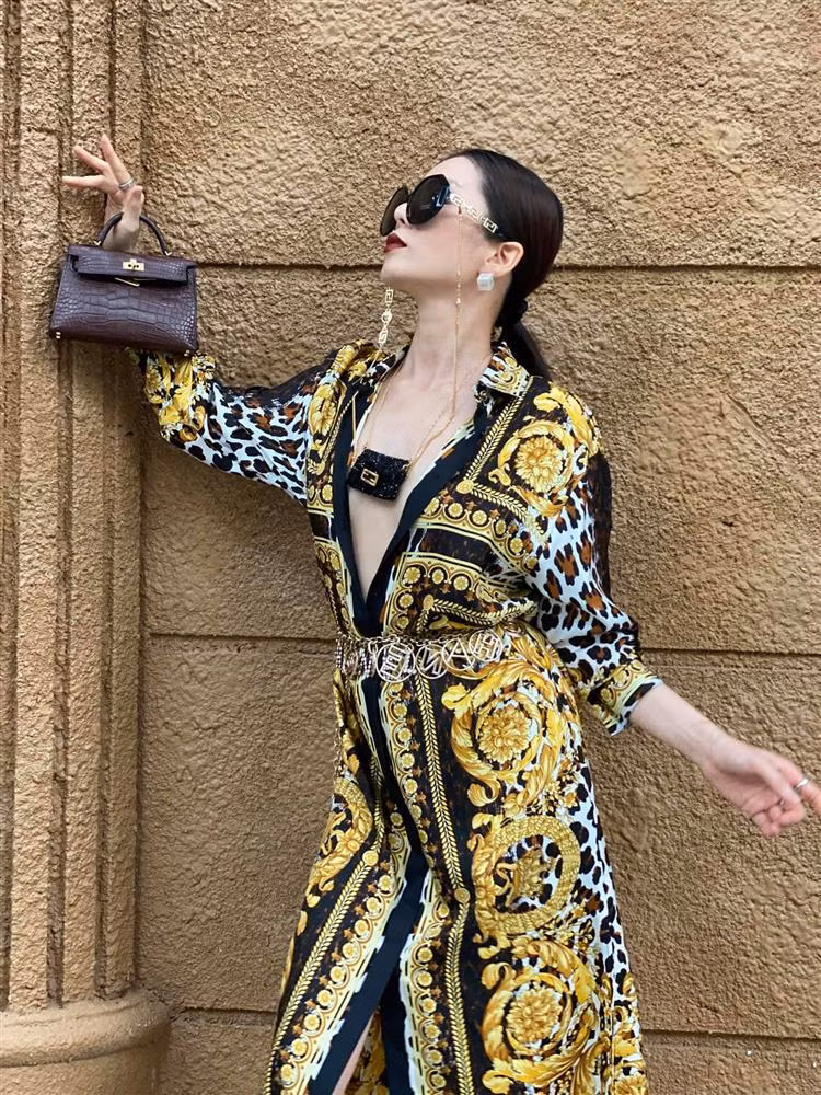 Kể từ khi yêu tình trẻ kém 12 tuổi, Lệ Quyên thay đổi phong cách và rất chuộng thả rông.