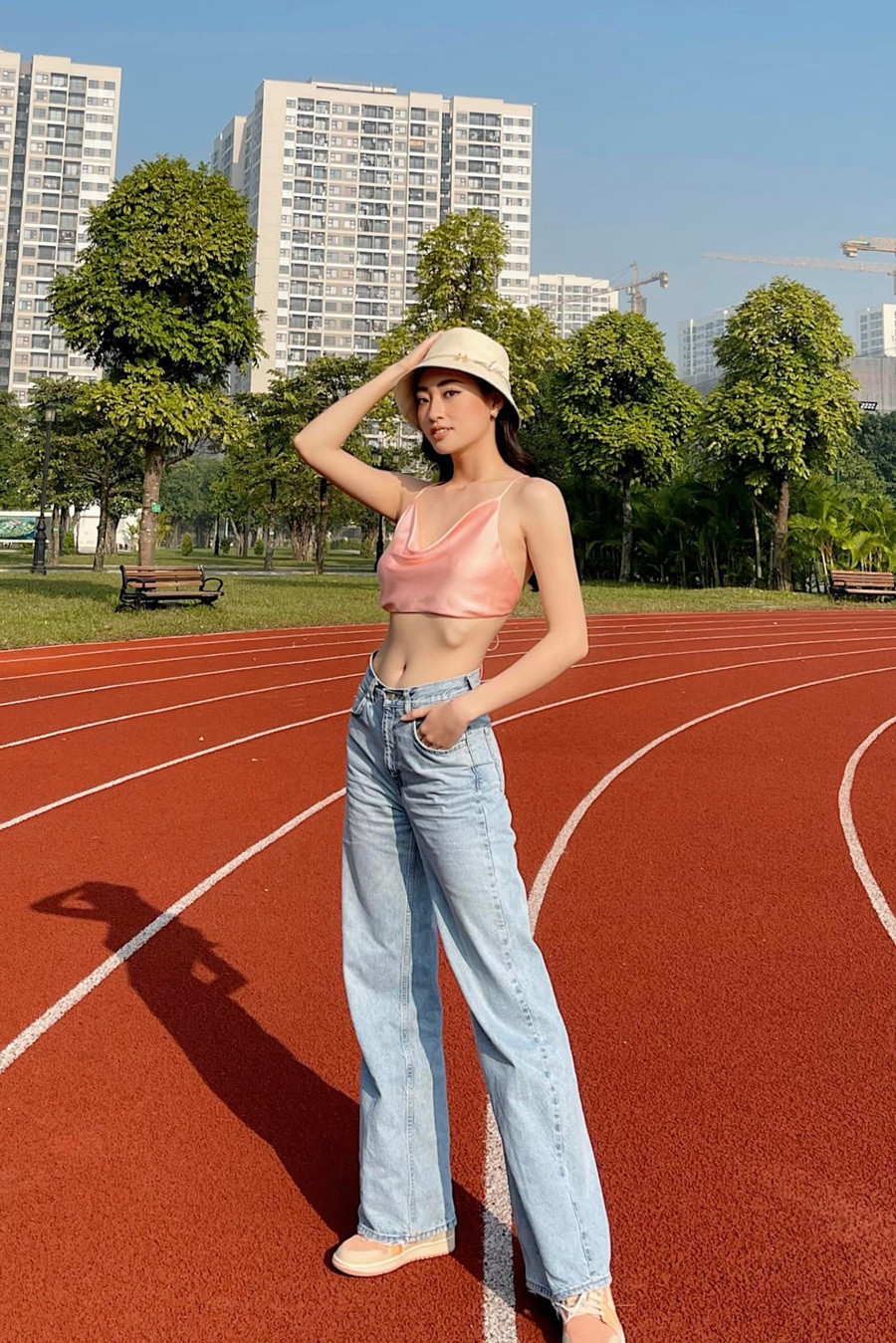 Con số 1m22 là rất hiếm nên Lương Thùy Linh đang được xem là nàng Hậu có đôi chân dài nhất V-Biz hiện nay.