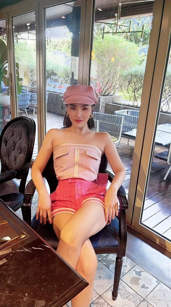 Đáng chú ý nhất là gương mặt lạ lẫm của nữ diễn viên. Nhiều người suýt không nhận ra cô vì khuôn mặt bỗng thon nhỏ bất ngờ và còn hơi sưng. Nhiều người cho rằng cô bị sút cân vì stress hoặc do dùng app. Ngoài ra cũng không loại bỏ nghi vấn người đẹp mới "sửa sang" vài điểm nào đó trên gương mặt.