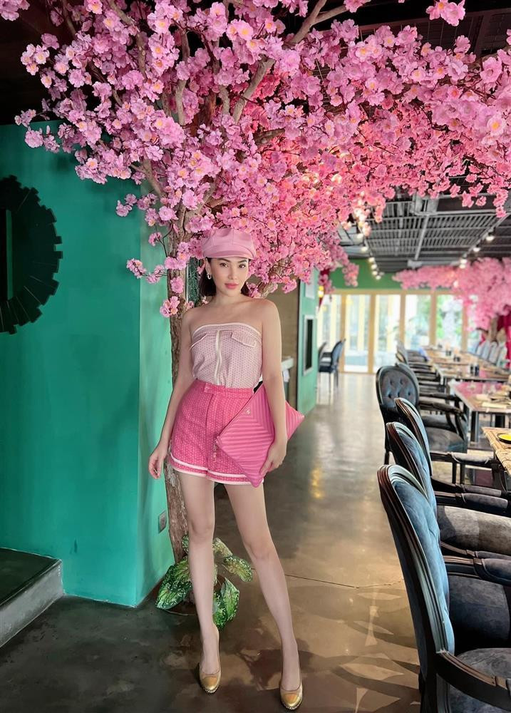 Theo đó, nữ diễn viên lên đồ sành điệu với outfit ngập tràn màu hồng nữ tính và chia sẻ câu triết lý: "Trên thế gian này ai cũng là người tốt. Nhưng quan trọng là họ tốt với ai. Nay quay về hình ảnh nữ tính, dịu dàng vốn có của mình cái nha". Diện bộ đồ ngắn ôm sát, Quỳnh Thư như thường lệ khoe được ưu điểm chân dài và làn da trắng bóc