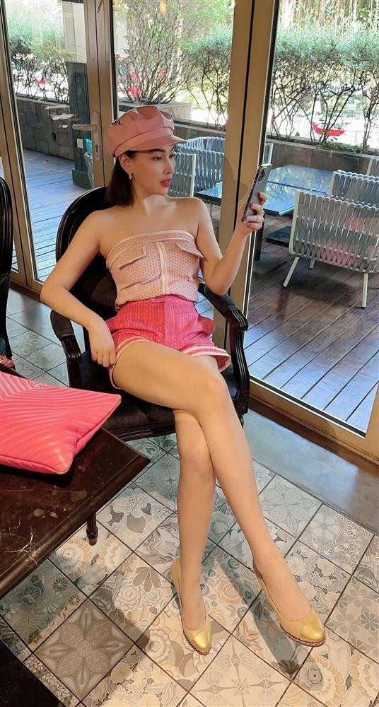 Ở tuổi 33, người đẹp "chịu chơi" không kém bạn thân là Ngọc Trinh khi tự tin trưng trổ toàn item màu hồng. Ở góc chụp cận, dễ thấy Quỳnh Thư còn có phần gầy gò hơn trước.