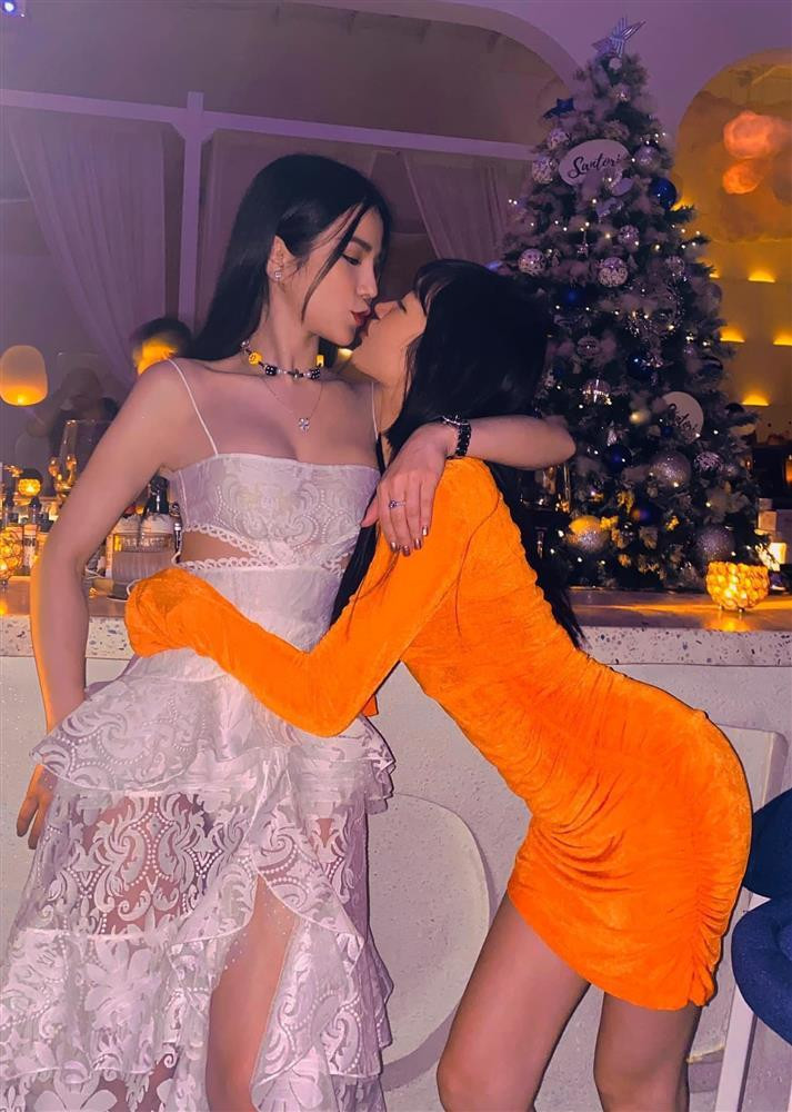 Diệp Lâm Anh "hiện nguyên hình" gái hư khi ở bên bạn bè.