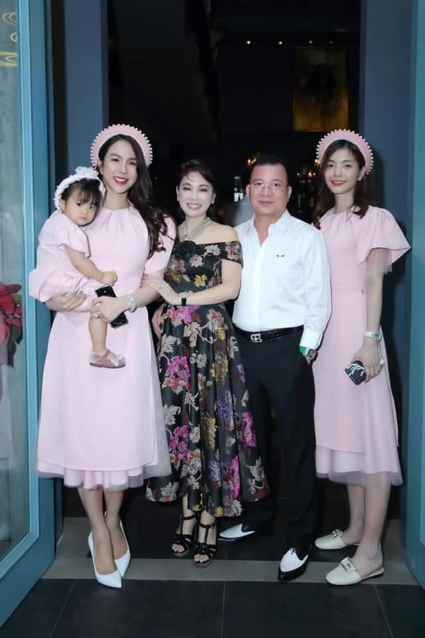 Trong đó đồ suông rộng và hở một cách vừa phải được cô ưu ái hơn cả.