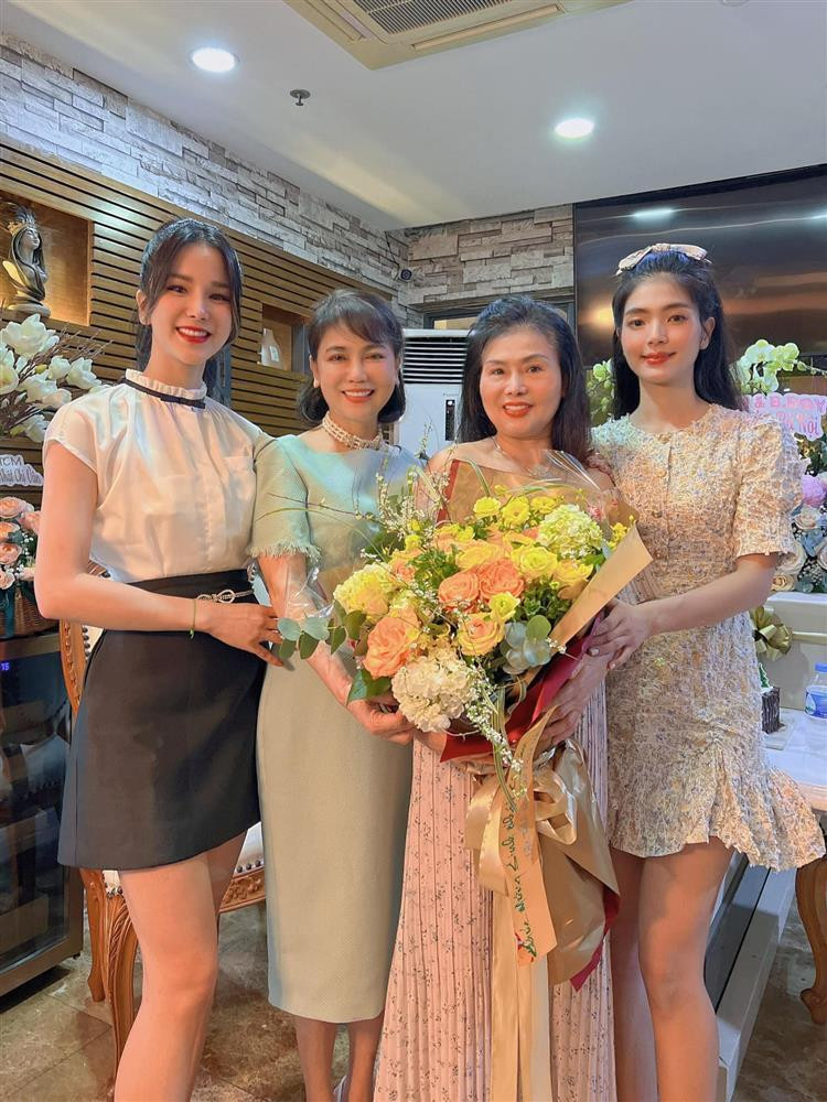 Đi cùng mẹ chồng, hở bạo liệt quá cũng không ổn mà "kín mít" mờ nhạt quá cũng không xong. Với người nổi tiếng như Diệp Lâm Anh, cô lại càng phải lăn tăn suy nghĩ thật kỹ càng mỗi khi sánh bước cùng mẹ chồng. Và không để công chúng thất vọng, mới đây khi xem ảnh Diệp Lâm Anh và mẹ chồng khi chụp chung, netizen mới thấy cô đã "khéo" thế nào! Không trưng trổ ngực đầy hay body S-line với đồ ôm sát, trễ nải như bình thường, Diệp Lâm Anh xuất hiện bên mẹ chồng sau hàng loạt drama bằng trang phục vừa trẻ trung lại tinh tế: Chân váy chữ A + áo blouse trắng kín đáo.