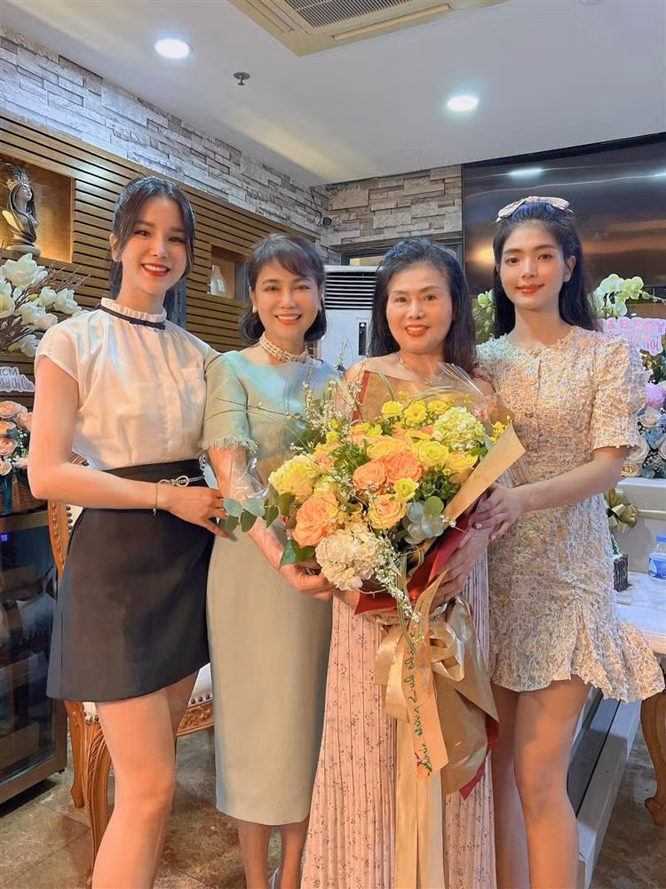 Đi cùng mẹ chồng, hở bạo liệt quá cũng không ổn mà "kín mít" mờ nhạt quá cũng không xong. Với người nổi tiếng như Diệp Lâm Anh, cô lại càng phải lăn tăn suy nghĩ thật kỹ càng mỗi khi sánh bước cùng mẹ chồng. Và không để công chúng thất vọng, mới đây khi xem ảnh Diệp Lâm Anh và mẹ chồng khi chụp chung, netizen mới thấy cô đã "khéo" thế nào! Không trưng trổ ngực đầy hay body S-line với đồ ôm sát, trễ nải như bình thường, Diệp Lâm Anh xuất hiện bên mẹ chồng sau hàng loạt drama bằng trang phục vừa trẻ trung lại tinh tế: Chân váy chữ A + áo blouse trắng kín đáo.