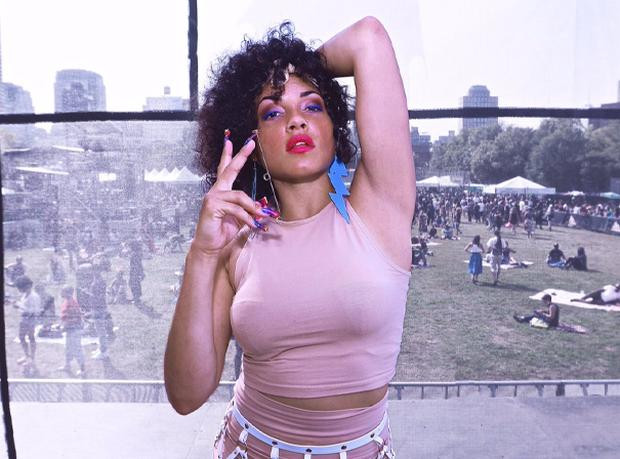 Nữ ca sĩ tiểu vào mặt khán giả trên sân khấu gây sốc Nu ca si tieu vao mat khan gia tren san khau gay soc