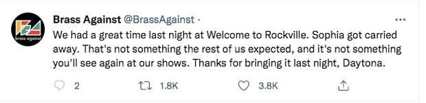 Nu ca si tieu vao mat khan gia tren san khau gay soc-Hinh-3