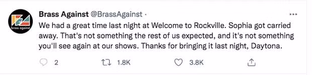 Nu ca si tieu vao mat khan gia tren san khau gay soc-Hinh-3