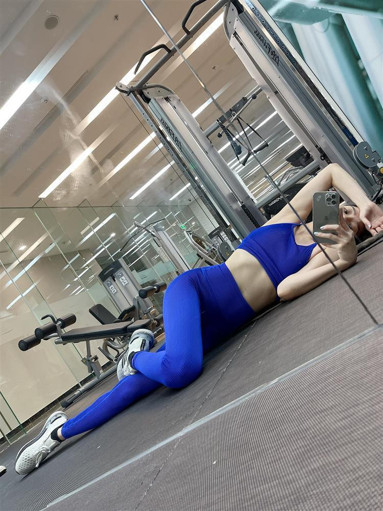 Trước đây, Lệ Quyên nhiều lần coi phòng tập như nhà riêng với đủ kiểu tạo dáng chẳng giống ai.