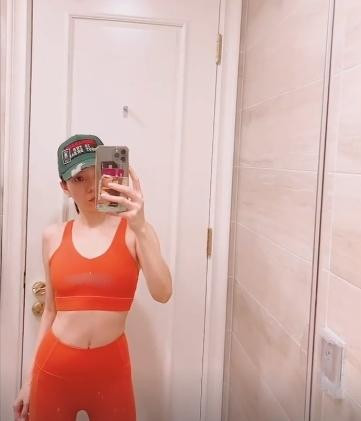 br/> Sau một thời gian giãn cách chống dịch COVID-19, khán giả đã dần quen với một hình ảnh bình dị hơn của Lệ Quyên: không đầm dạ hội cầu kỳ, không make up lồng lộn mà chỉ đồ tập và mặt mộc khoe vóc dáng bạo liệt với những bài tập tại nhà. Đến khi TPHCM chuyển sang giai đoạn bình thường mới, Lệ Quyên tiếp tục công cuộc phô diễn body nhưng là ở phòng tập nhưng với những tư thế không khác gì ở chốn riêng tư.