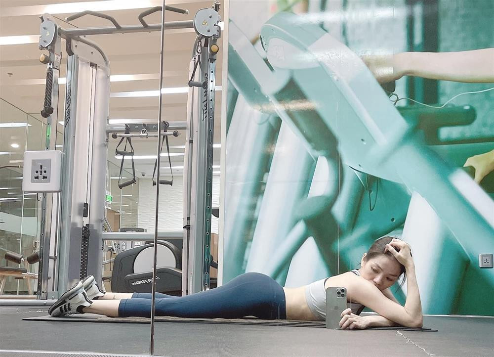 Cô chẳng ngại thử đủ mọi dáng từ nằm sấp...