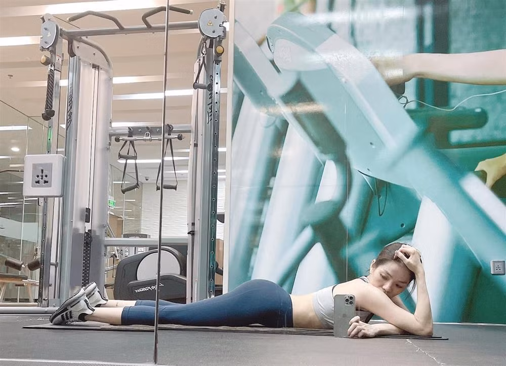 Cô chẳng ngại thử đủ mọi dáng từ nằm sấp...