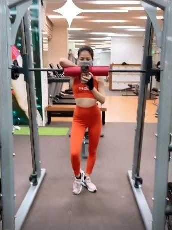##ss###style="text-align: justify;">Lệ Quyên đã quay trở lại phòng gym cùng Lâm Bảo Châu sau nhiều tháng chỉ có thể tập tành tại nhà. Có lẽ cũng vì háo hức nên giọng ca phòng trà liên tục cập nhật với đủ tư thế tạo dáng tại phòng tập.