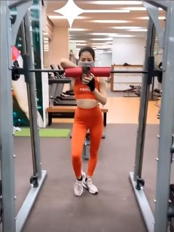 Lệ Quyên đã quay trở lại phòng gym cùng Lâm Bảo Châu sau nhiều tháng chỉ có thể tập tành tại nhà. Có lẽ cũng vì háo hức nên giọng ca phòng trà liên tục cập nhật với đủ tư thế tạo dáng tại phòng tập.