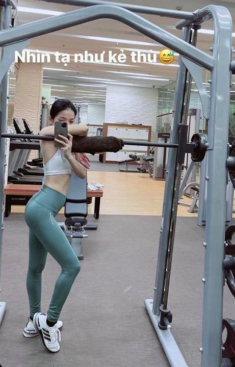 ...nhưng chụp ảnh thì uốn muốn đau người mà vẫn không nề hà gì.