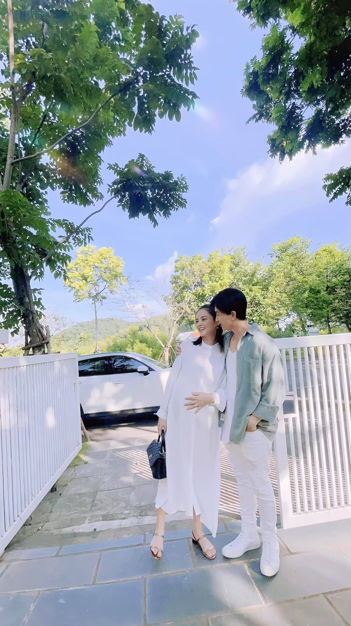 Sao Việt hôm nay 17/10: "Bấy nhiêu thôi là đủ ấm áp, sóng gió gì thì sóng gió, chỉ cần về với chồng là hạnh phúc rung rinh", Thu Quỳnh đăng ảnh tình cảm với Anh Vũ trong phim.