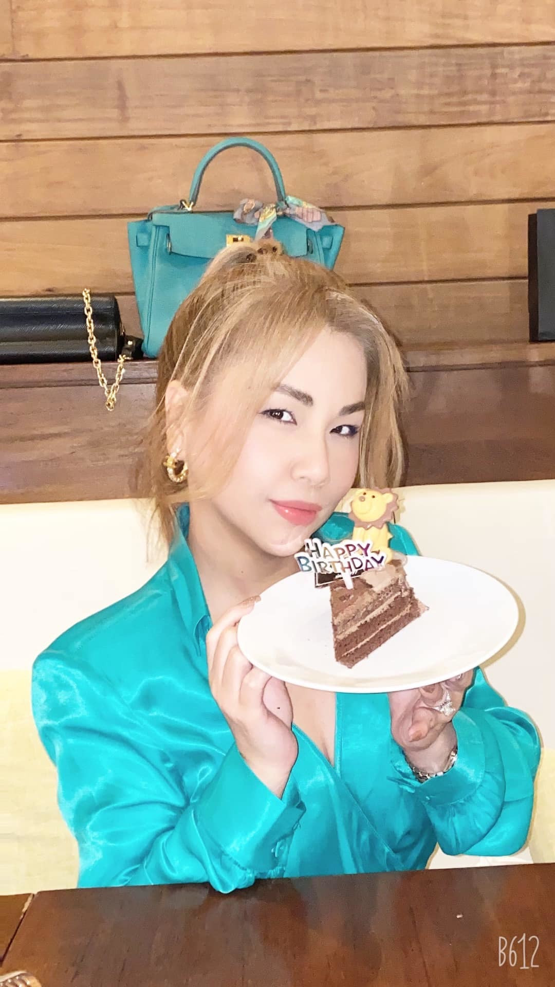 Ca sĩ Minh Tuyết diện cả set đồ màu xanh mừng sinh nhật.