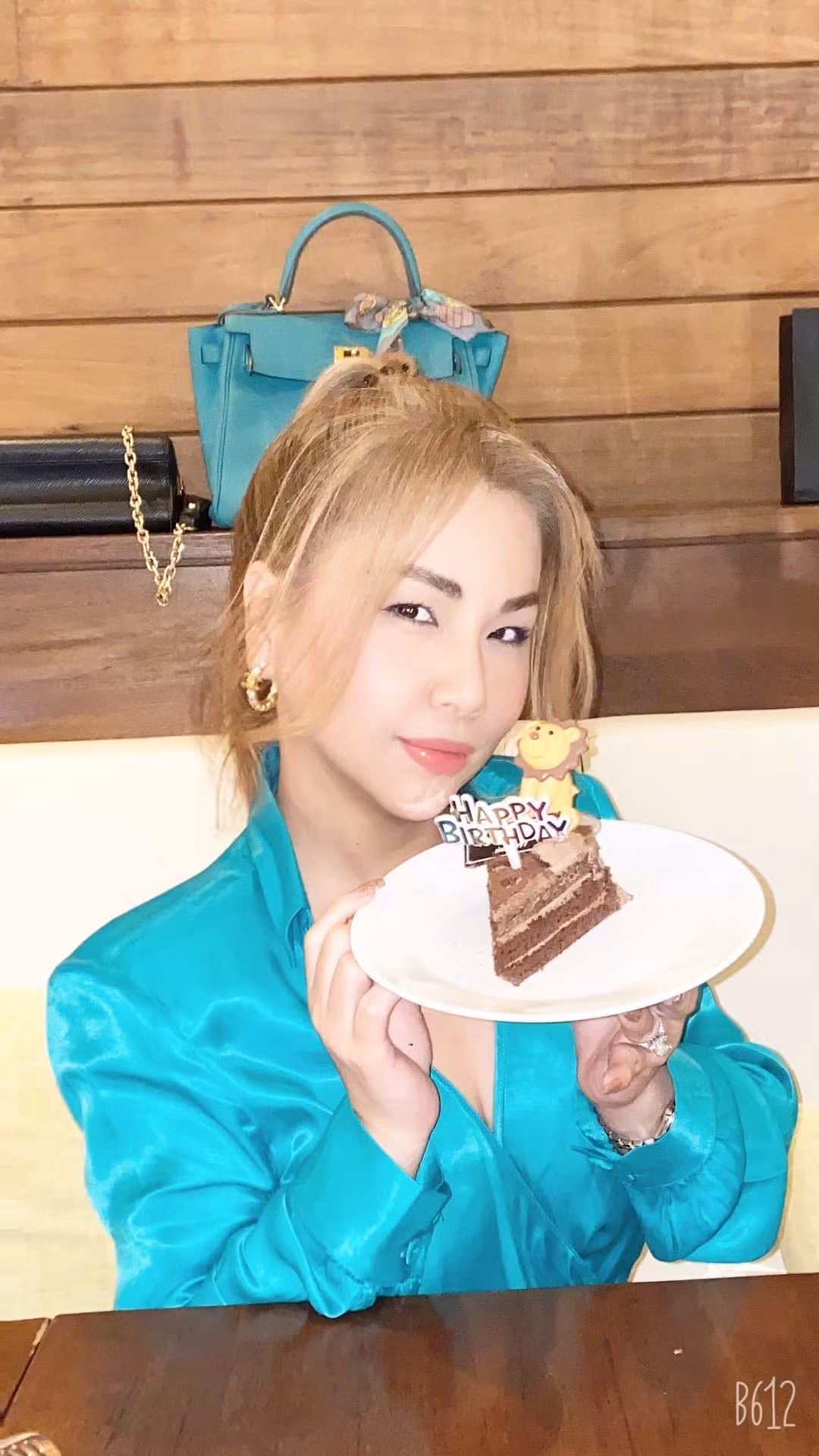 Ca sĩ Minh Tuyết diện cả set đồ màu xanh mừng sinh nhật.
