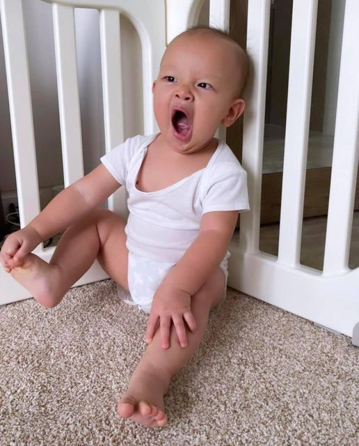 Hồ Ngọc Hà đăng ảnh hài hước của con trai Leon gửi lời chúc mọi người ngủ ngon.