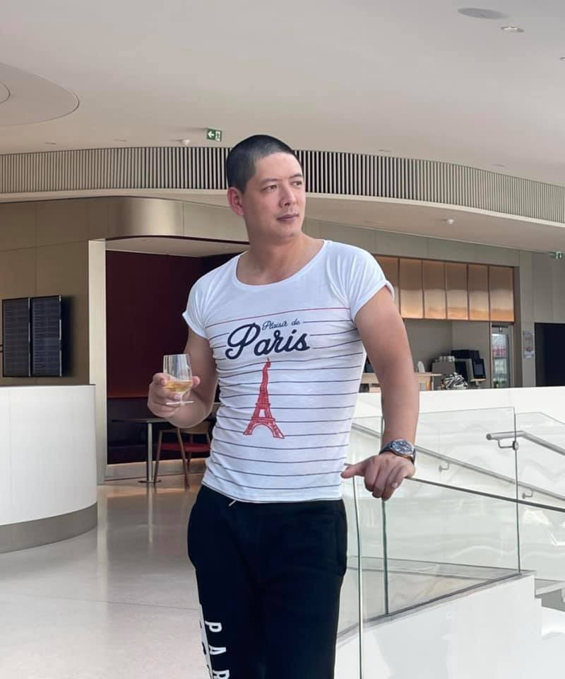 Bình Minh xuất hiện với mái tóc ngắn khác lạ.