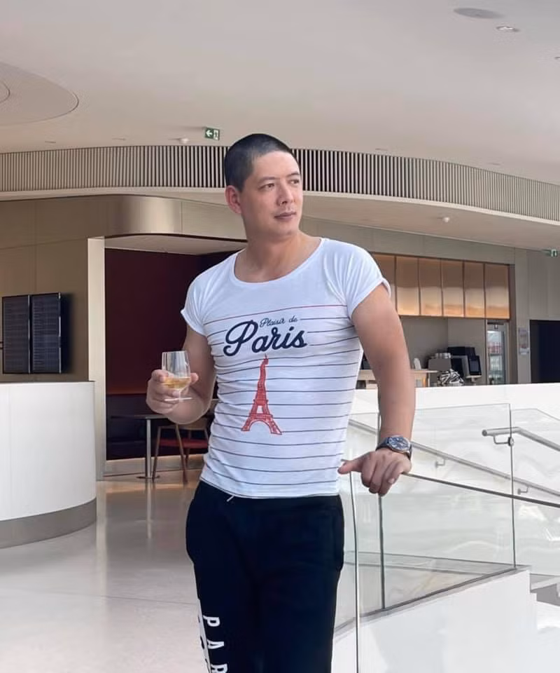 Bình Minh xuất hiện với mái tóc ngắn khác lạ.