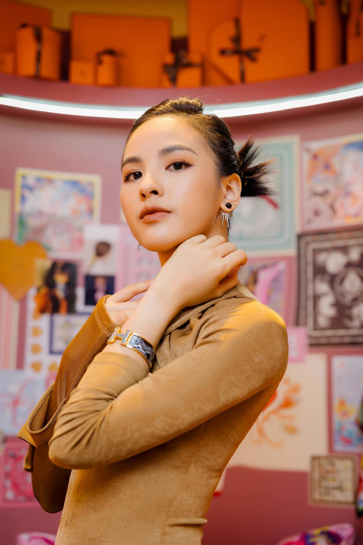 BTV Quỳnh Nga trang điểm cá tính.