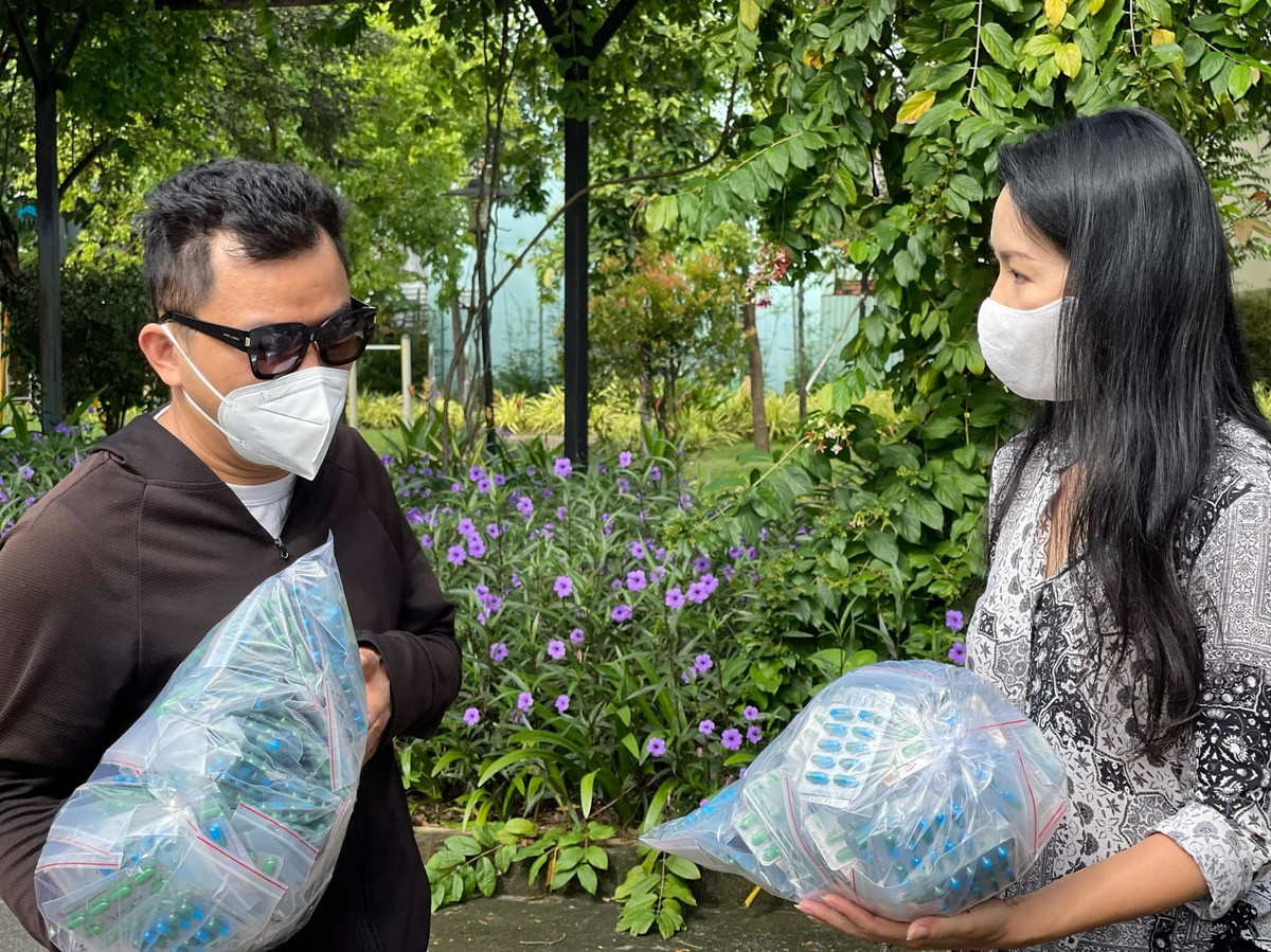 Trịnh Kim Chi trao tặng thuốc cho bệnh nhân F0 tại Sài Gòn.