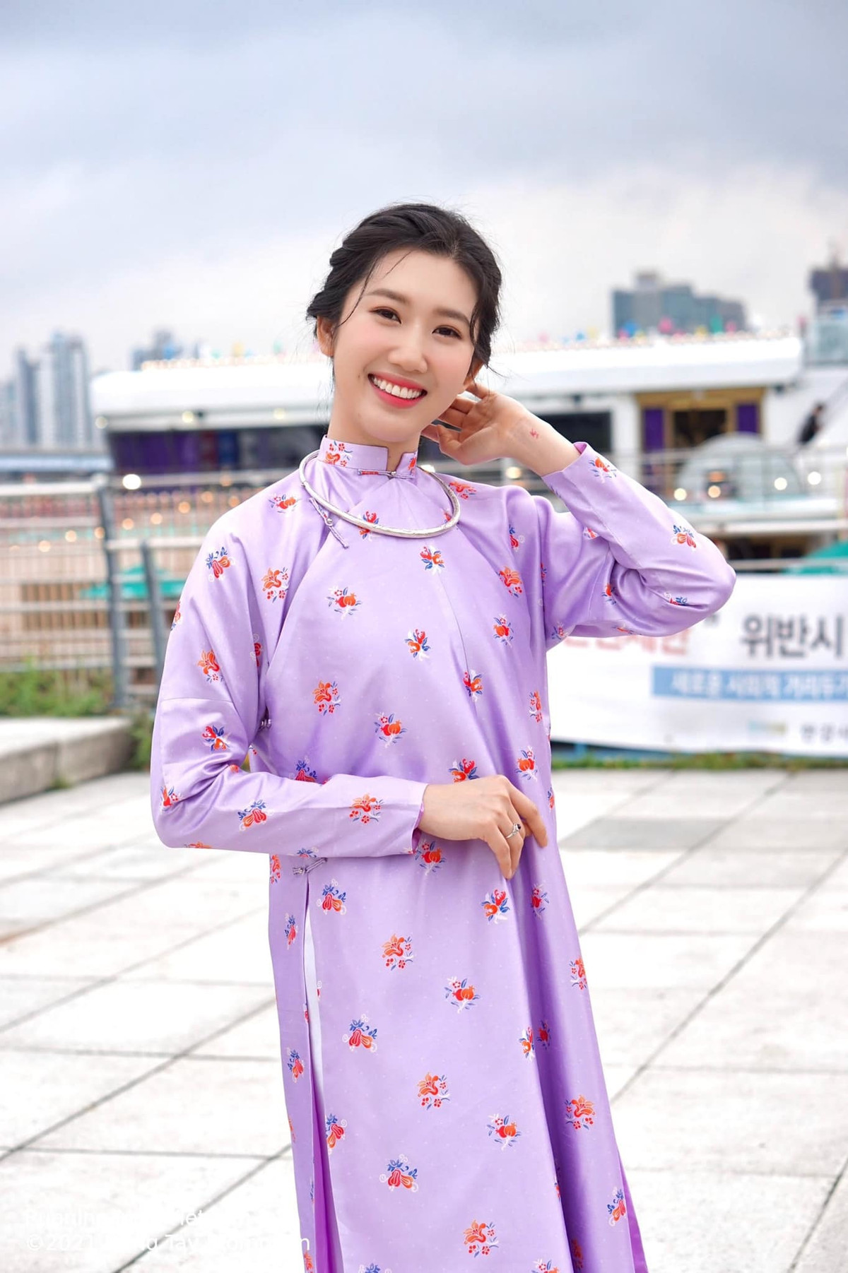 Thúy Ngân diện áo dài tím xinh đẹp.