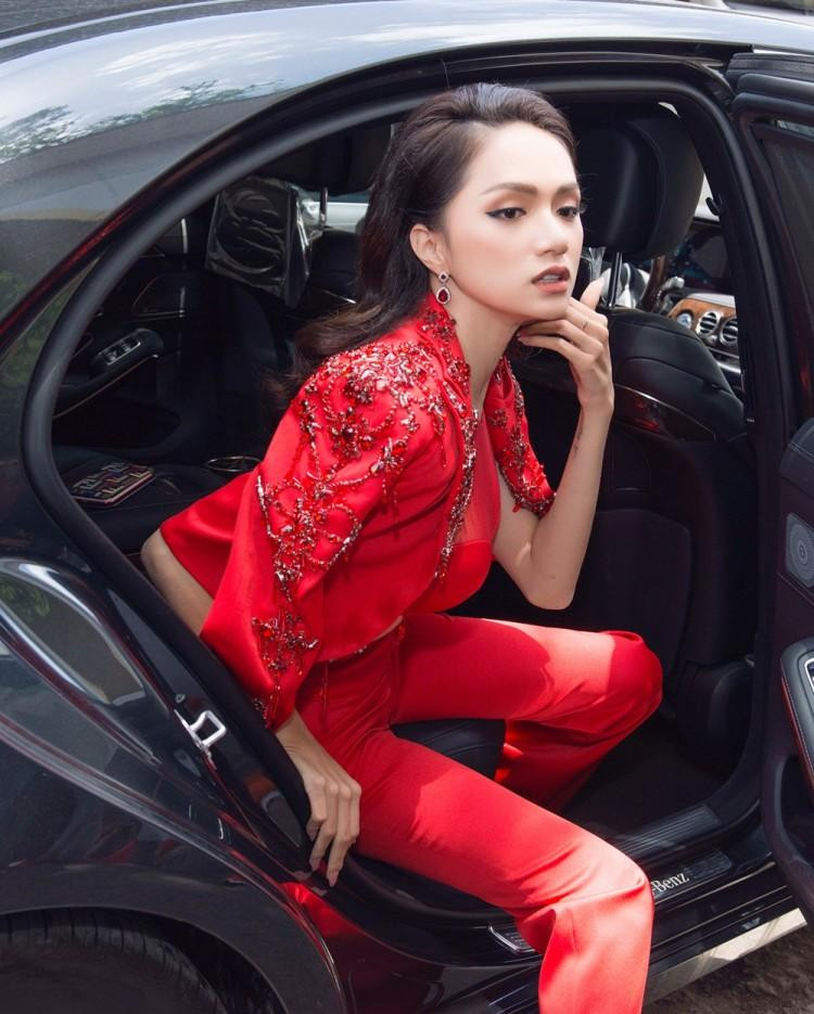 Nhắc đến những khoảnh khắc lên xuống xe hơi thì không ai là không nhớ đến Hương Giang. Hoa hậu chuyển giới biến khoảnh khắc xuống xe đẹp không thua gì ảnh chụp tạp chí.