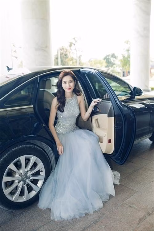 Nếu trang phục rườm rà như Đặng Thu Thảo thì việc ngồi ngay ngắn, tay đặt hờ lên cánh cửa tựa như một nàng công chúa bước ra đã đủ đạt luôn điểm 10 thanh lịch.