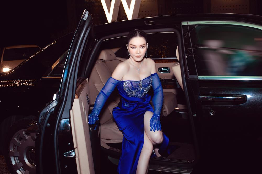 Lý Nhã Kỳ cũng chứng tỏ thần thái của một ngôi sao khi xuống xe đầy uyển chuyển.