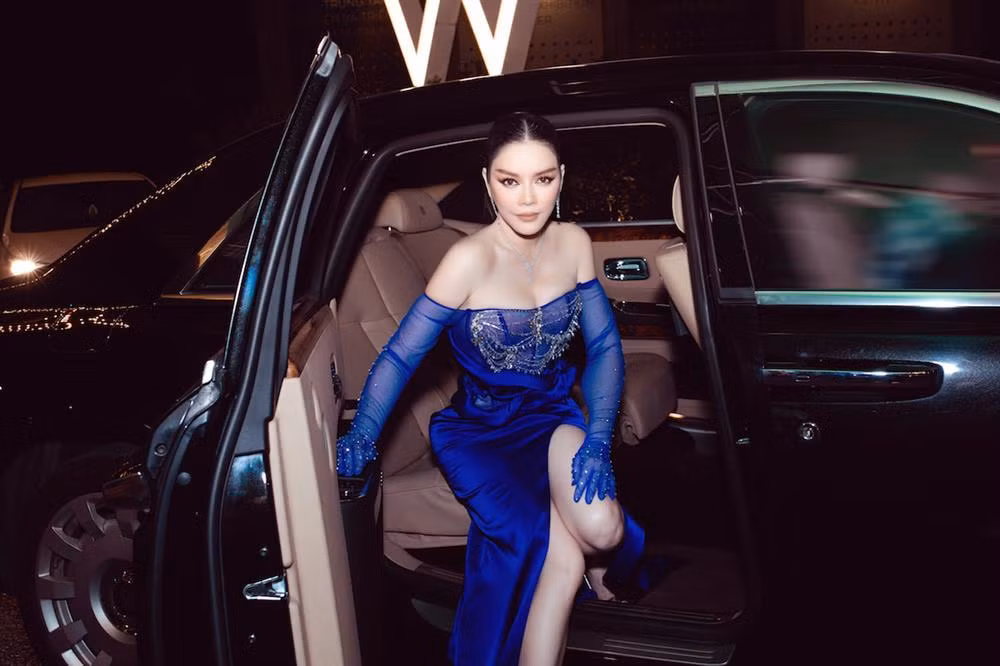 Lý Nhã Kỳ cũng chứng tỏ thần thái của một ngôi sao khi xuống xe đầy uyển chuyển.