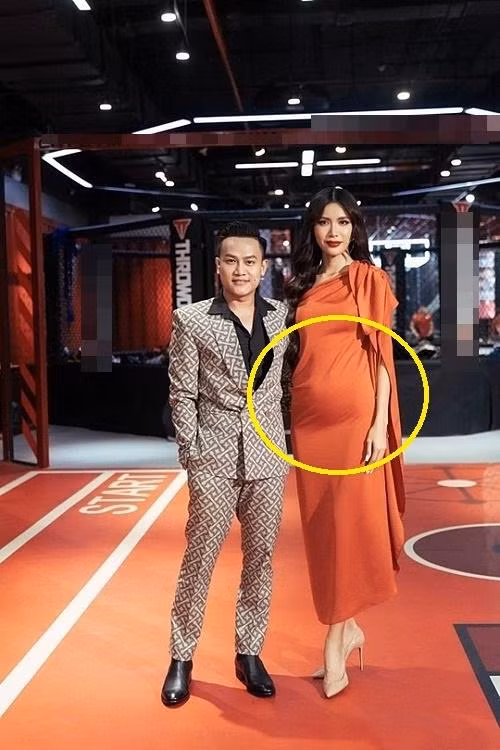 Nhìn hình ảnh này, nhiều người nghĩ Minh Tú có bầu, song thực chất không phải. Bản thân chân dài từng đứng ra phủ nhận.