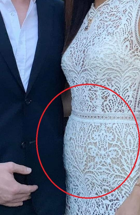 Qua hình ảnh Minh Tú chia sẻ, có thể thấy bạn trai cô sở hữu vẻ ngoài khôi ngô, lịch lãm, chiều cao lý tưởng. Nhiều bình luận cho rằng cả hai rất xứng đôi. Tuy nhiên, thu hút sự chú ý không kém là vòng 2 Minh Tú trong khung hình. Có thể thấy phần bụng chân dài nhô khá cao, vì thế mà nhiều cư dân mạng hoài nghi cô đã có tin vui với bạn trai Tây.