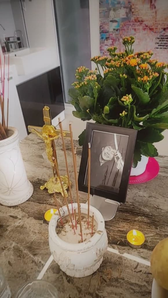 Việt Hương hài hước tiết lộ: "Em phải cúng toàn món anh Tài thích thì anh mới chịu nha. Hồi anh còn sống, ăn sườn là phải chặt nhỏ ra từng miếng vậy nè chứ không có chịu cạp sườn đâu, còn khó hơn chồng em nữa quý vị. Cá mú kho là phải giẻ ra từng cục tròn vậy nè. Em vẫn còn nhớ anh thích ăn nho xanh và cả tổ yến tẩm bổ cho anh. Anh về ăn với tụi em nha anh".