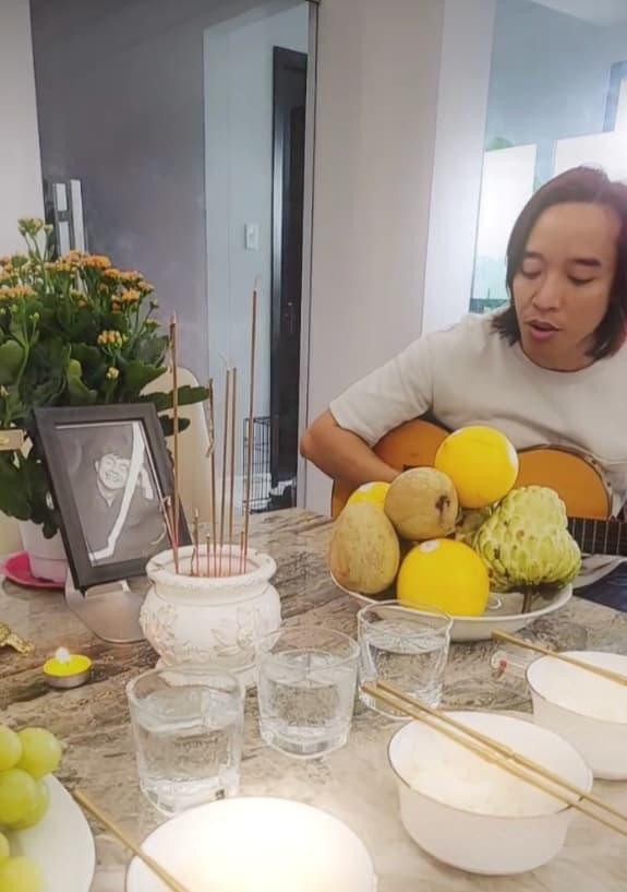 Chồng Việt Hương là nhạc sĩ Hoài Phương cũng đàn hát ca khúc Nhỏ ơi cho cố danh hài Chí Tài nghe.