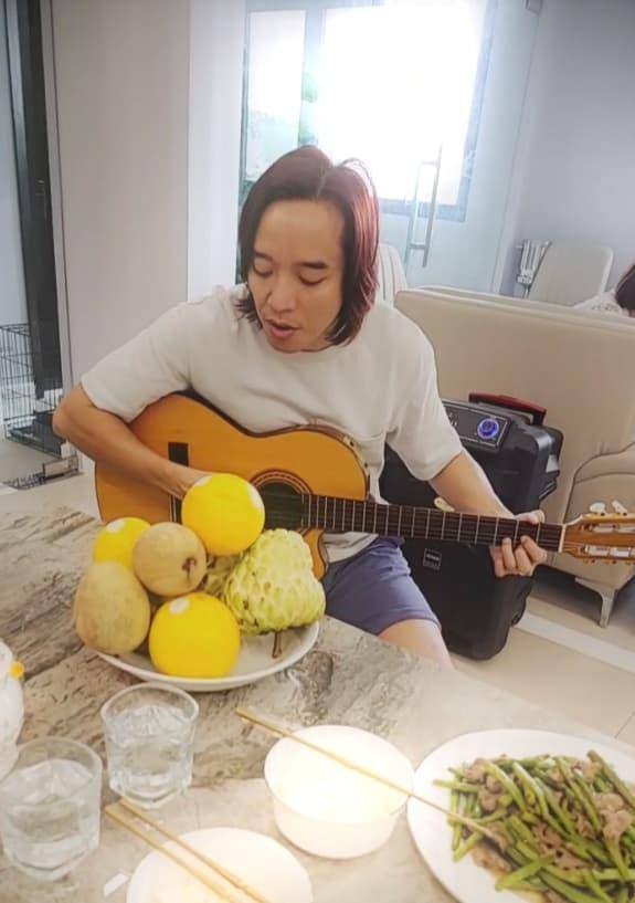 Trong lễ giỗ chỉ có Việt Hương, ông xã Hoài Phương cùng con gái Elyza và vài người thân cận với Chí Tài khi ông còn sống. Tất cả đều bùi ngùi nhớ về cố danh hài. Việt Hương suýt khóc mấy lần khi kể về những kỉ niệm với đàn anh. Cô cho biết, mình không dám facetime với chị Phương Loan - bà xã của đàn anh trong ngày này vì sợ chị sẽ khóc vì xúc động. Sau đó, Việt Hương còn yêu cầu chồng mình lên dây đàn để vừa đàn vừa hát ca khúc Nhỏ ơi mà Chí Tài thích nhất khi sinh thời.