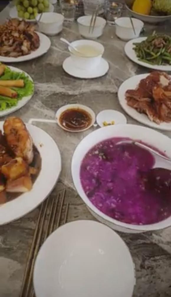 Khung ảnh cố anh hài được đặt trên bàn ăn y hệt ông như vẫn sống và dùng cơm với tất cả người thân thương.