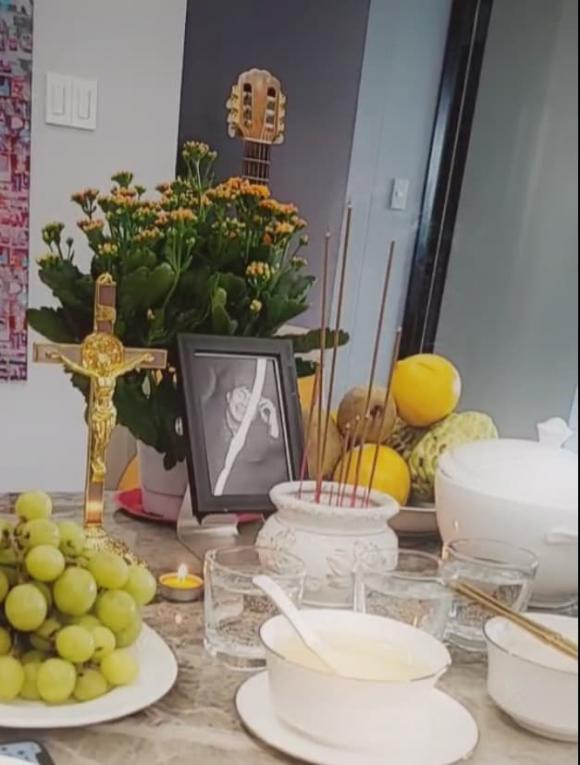 Trong lễ giỗ, Việt Hương bày biện di ảnh của Chí Tài bên cây đàn mà ông yêu thích nhất. Trên mâm cơm là đầy đủ những món cố danh hài rất ưa thích như: đậu đũa xào bò, sườn heo muối xảm canh khoai mỡ, chả giò, có mú kho, nho xanh và tổ yến để tráng miệng.